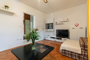 TV - 2B Apartment Castegner with garden & free parking (Pula)