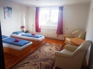 Economy Twin Room, Refrigerator, Courtyard View