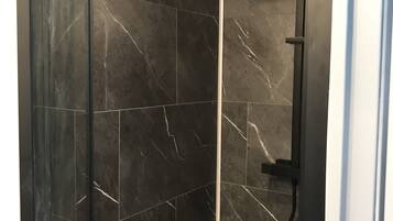 Een douche, toiletpapier