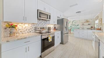 雪櫃、微波爐、焗爐、爐具