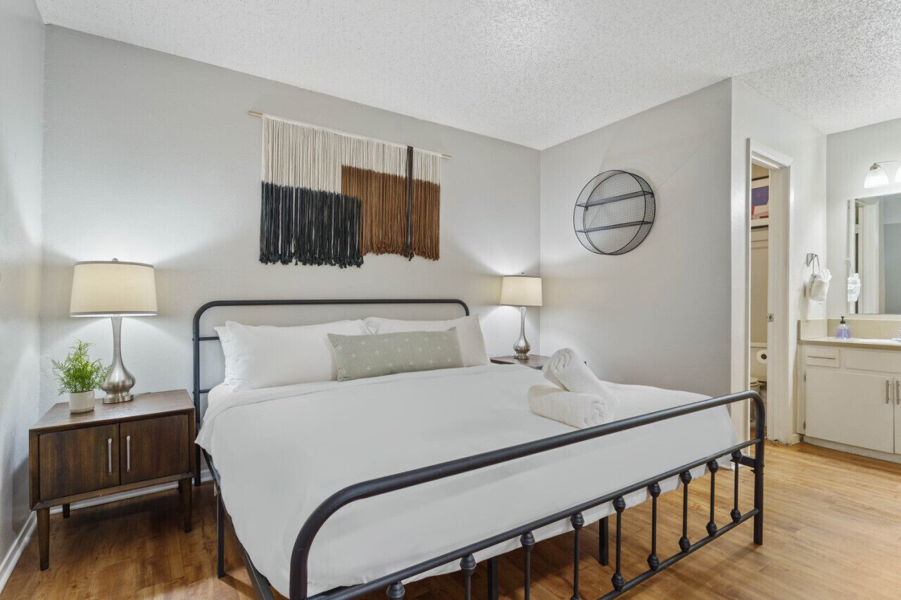 Central Austin Studio | Pets Allowed and Free Prkg