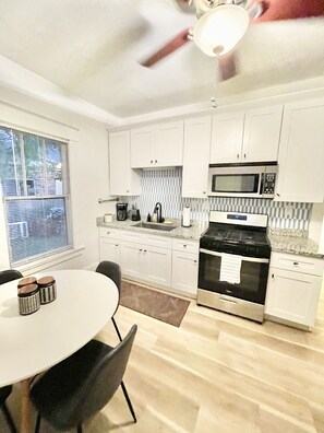 Horno, placa de cocina, utensilios de cocina, servilletas de papel