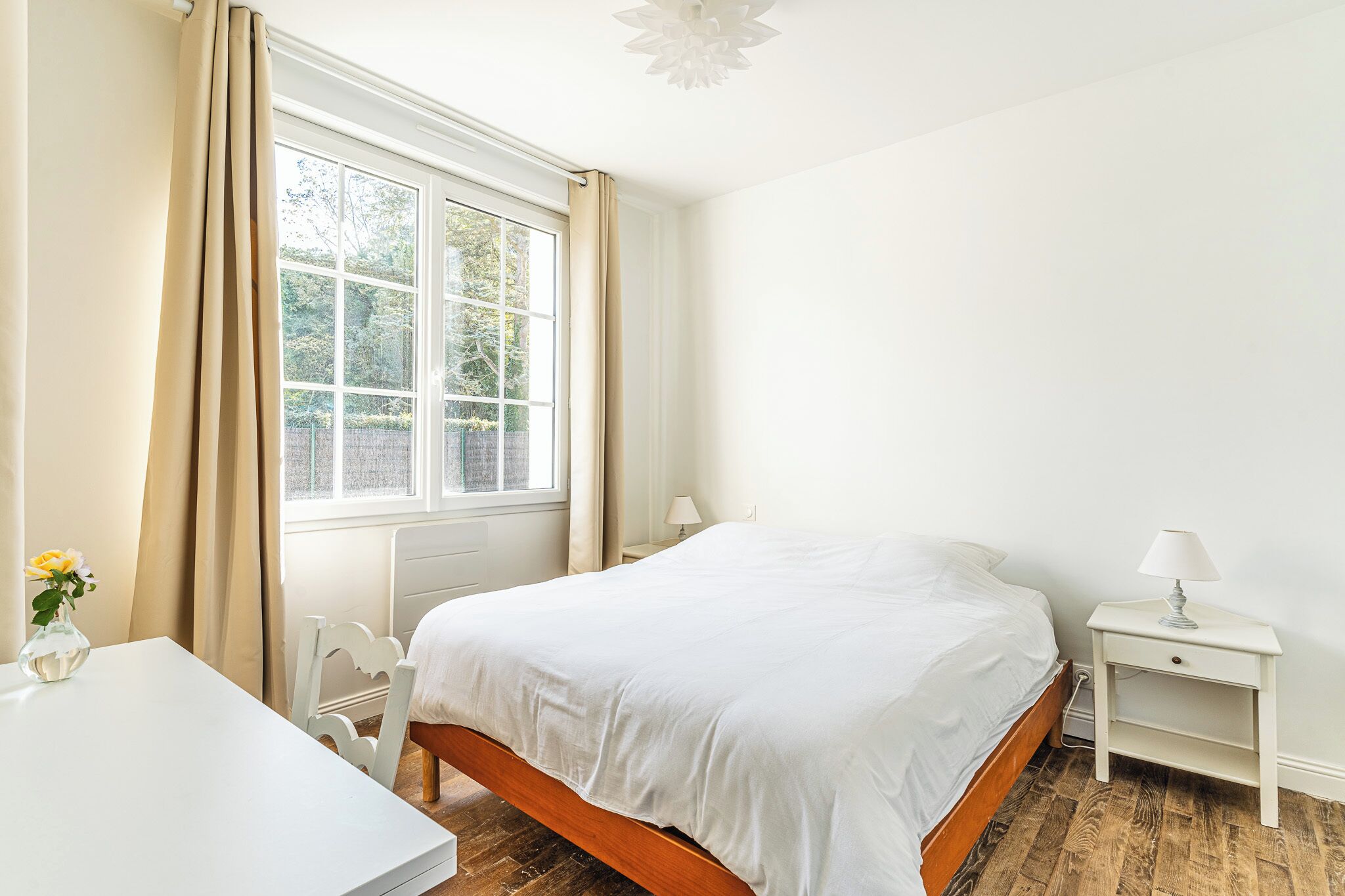 Chambre 1 rdc avec lit double et bureau