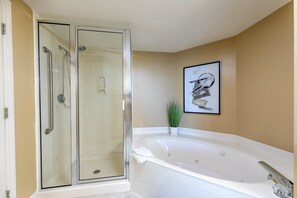 Shower, towels - Breathtaking 4BR 3BA IN TOWER 1 @ THE MAJESTIC (Panama City Beach)
