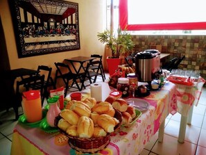 Free daily buffet breakfast  - Pousada Cantinho da Vovó (Aparecida)