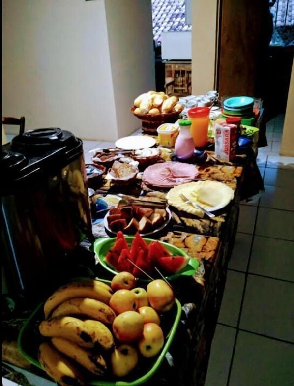 Café da manhã com buffet grátis todos os dias