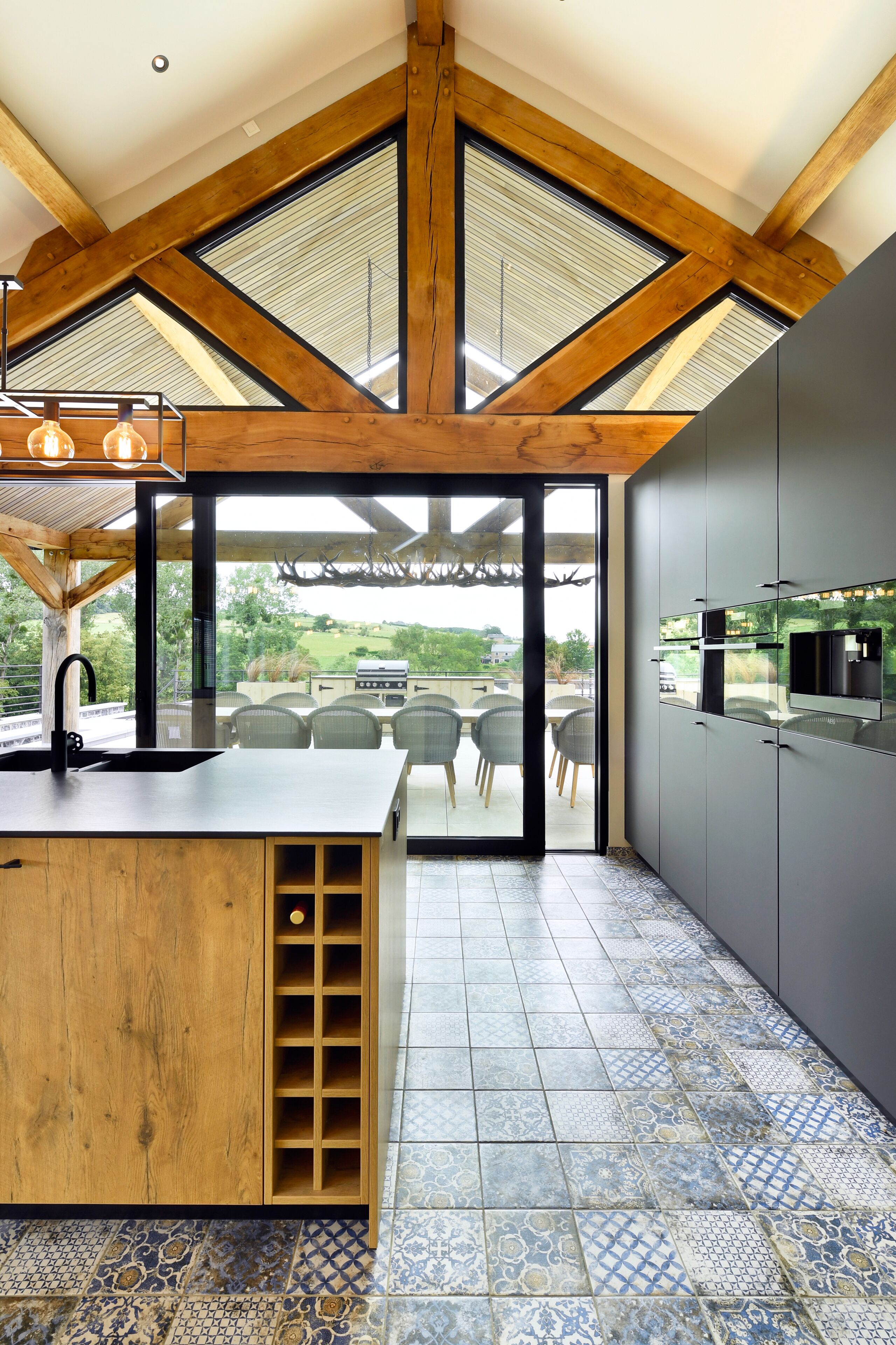 Een microgolfoven, een oven, een kookplaat, een vaatwasser