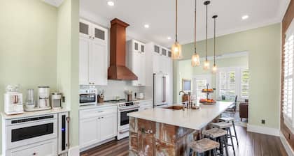 NEW listing!! Luxurious Island Pearl, 2 Bed/2 Bath Home near Duval - Pool