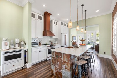 NEW listing!!  Luxurious Island Pearl, 2 Bed/2 Bath Home near Duval -  Pool