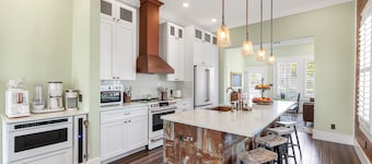 NEW listing!! Luxurious Island Pearl, 2 Bed/2 Bath Home near Duval - Pool