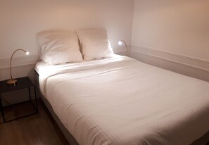 3 quartos, escrivaninha, ferros/tábuas de passar roupa, berço de viagem