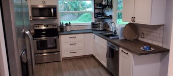 2 Bedroom Updated Cottage, just minutes from Cape Canaveral and Cocoa Beach.