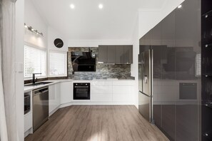 Jääkaappi, mikroaaltouuni, uuni, liesi