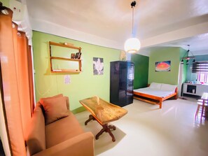 1 habitación, muebles diferentes y escritorio 