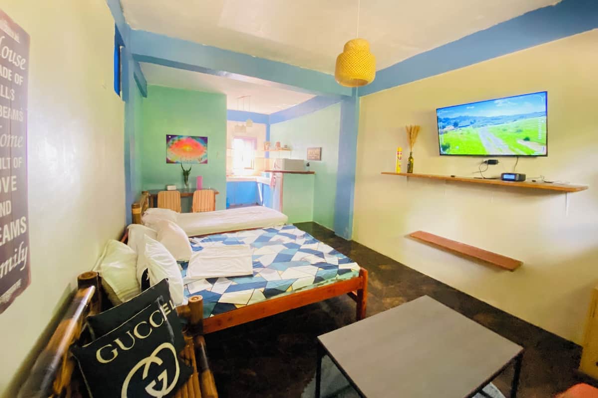 Monolocale | 1 camera, con arredamento individuale, una scrivania