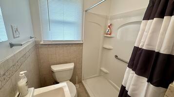 Douche, serviettes fournies, papier toilette