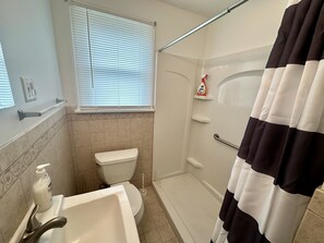 Dusche, Handtücher, Toilettenpapier