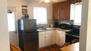 Een koelkast, een microgolfoven, een oven, een kookplaat