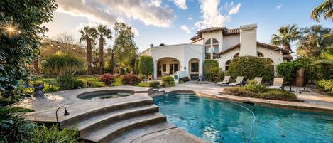 Alberca al aire libre y alberca climatizada