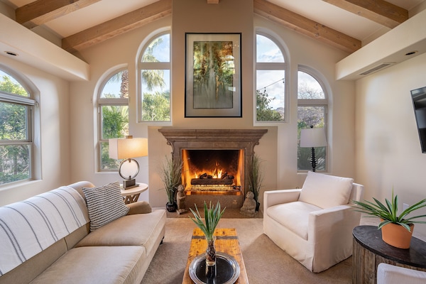 Una Smart TV, una chimenea, una impresora