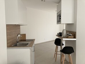 Private kitchen - Studio à Louer Style Loft Cuisine Équipée Salle de Bain Avec Douche (Mantes-la-Jolie)