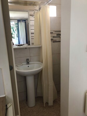 Douche, sĂšche-cheveux, serviettes fournies, savon