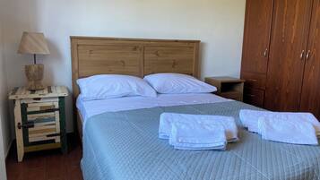 2 dormitorios, escritorio, tabla de planchar con plancha y wifi