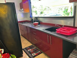 Kjøleskap, mikrobølgeovn, ovn og kokeplater