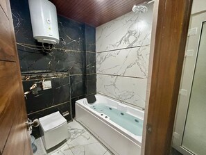 Deep-soaking bathtub, rainfall showerhead, towels - Riviera Resort By Live Inn Rishikesh  (Yamkeshwar)