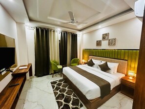 Ropa de cama de alta calidad, minibar, escritorio