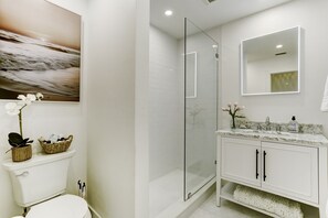 Een douche, een haardroger, handdoeken