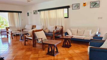 豪華別墅 | 客廳 | 34 吋智能電視連數碼電視頻道