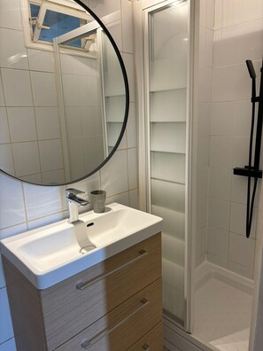 Dusche, Haartrockner, Handtücher, Seife