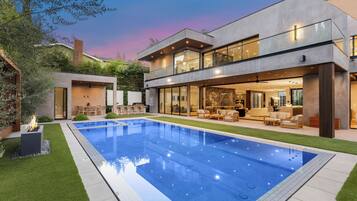 室外游泳池,提供泳池遮陽傘和日光浴躺椅