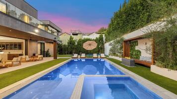 室外游泳池,提供泳池遮陽傘和日光浴躺椅