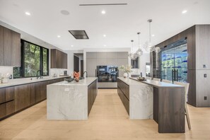 Luxury House, Multiple Beds, Pool Access, Mountain View (Levitt Lane) | Private kitchen | Fridge, microwave, oven, stovetop
