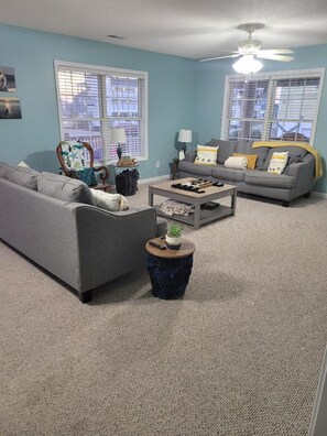 Smart TV, tavolo da ping pong, libri