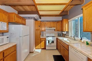 ثلاجة، ميكروويف، فرن، موقد طهي مسطح