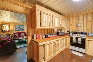 Microwave, oven, stovetop, cookware/dishes/utensils - Cozy Hiltons Apartment w/ Fireplace & River Access (Hiltons)