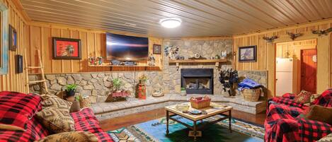 Apartamento (2 Bedrooms) | Área de estar | Lareira, livros