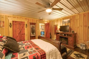 Apartment (2 Bedrooms) | 2 bedrooms, iron/ironing board, bed sheets - Cozy Hiltons Apartment w/ Fireplace & River Access (Hiltons)