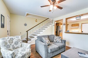 Interior - 1 Mi to Historic Pleasure Pier: Galveston Home (Galveston)