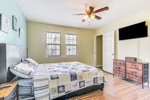 Interior - 1 Mi to Historic Pleasure Pier: Galveston Home (Galveston)