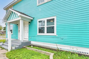 Interior - 1 Mi to Historic Pleasure Pier: Galveston Home (Galveston)