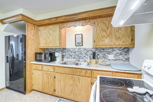 Interior - 1 Mi to Historic Pleasure Pier: Galveston Home (Galveston)