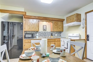 Interior - 1 Mi to Historic Pleasure Pier: Galveston Home (Galveston)