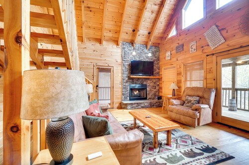 Sevierville Cabin w/ Hot Tub ~ 4 Mi to Natl Park!
