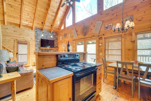 Sevierville Cabin w/ Hot Tub ~ 4 Mi to Natl Park!