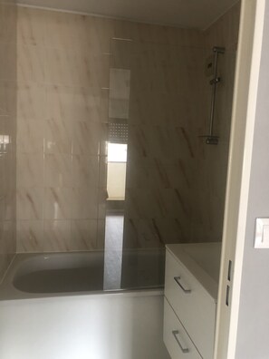 Haartrockner, Handtücher, Toilettenpapier