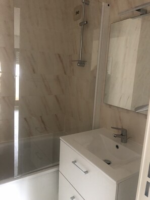 Haartrockner, Handtücher, Toilettenpapier